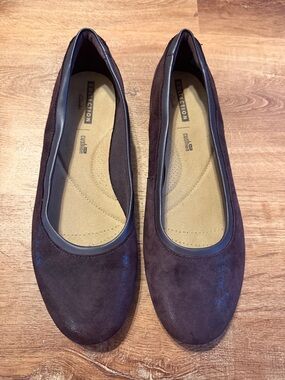 Clarks Women's Plum Suede Cushioned Flats